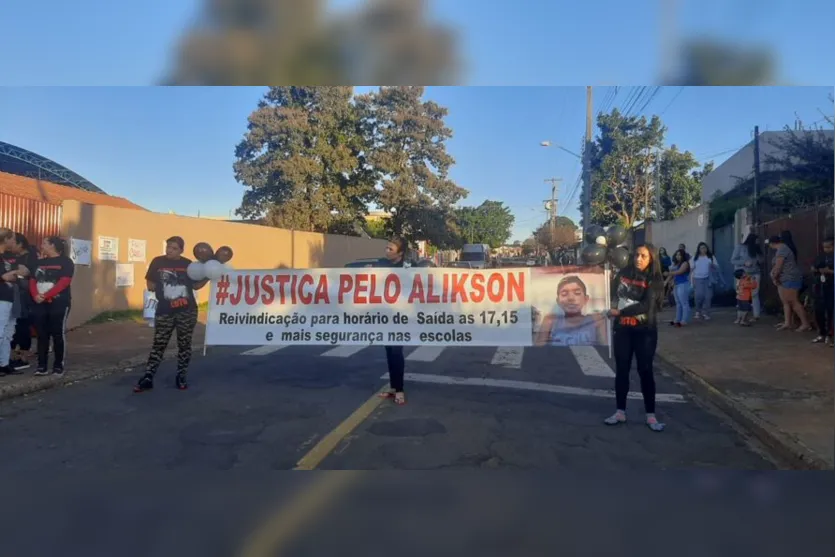 Pais protestam em frente a escola de garoto morto após briga