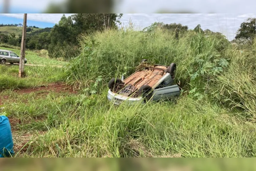 Passageiro fica ferido após carro capotar em Jandaia do Sul