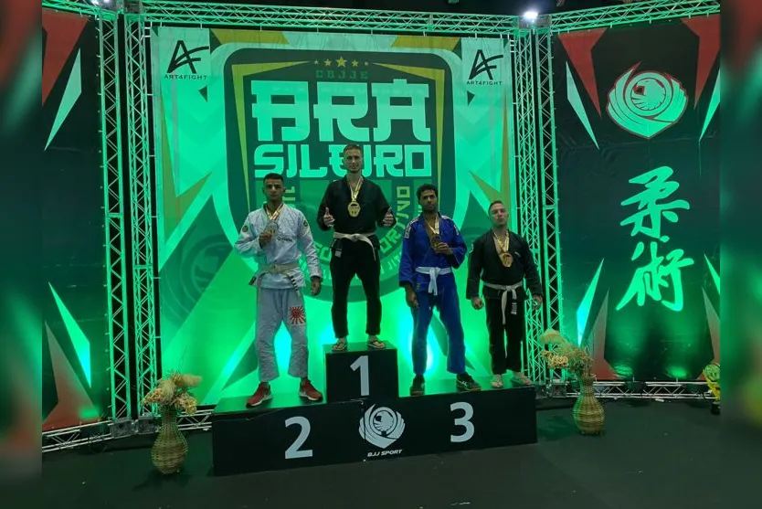  Pedro Henrique Zap Zielinski, de 22 anos, no pódio com a medalha de ouro 