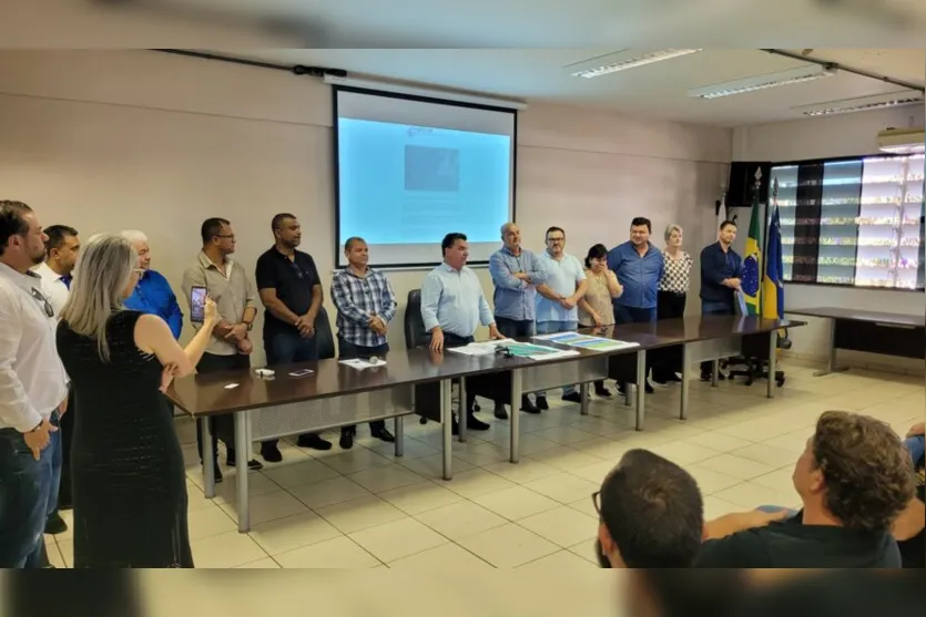  Prefeito Sergio Onofre discursa durante solenidade em Arapongas 