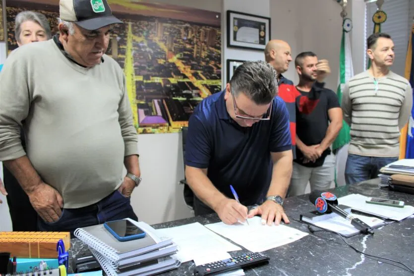 Prefeito dá ordem de serviço para melhorias nas Ruas Guarani e Negaça