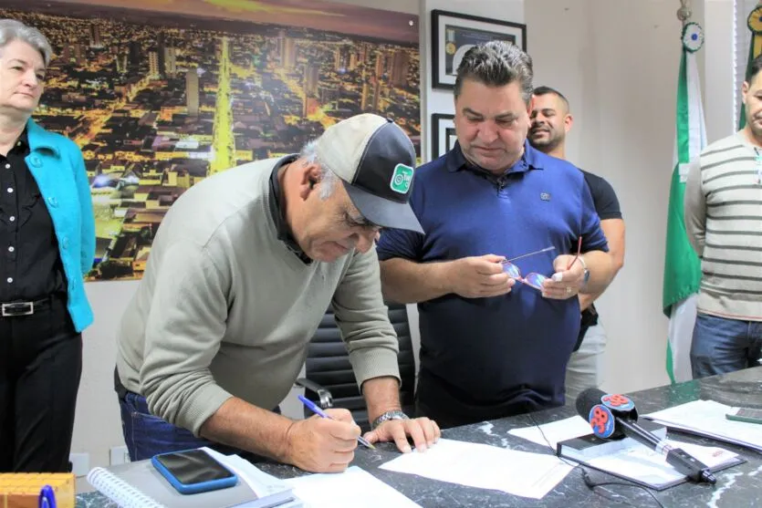 Prefeito dá ordem de serviço para melhorias nas Ruas Guarani e Negaça