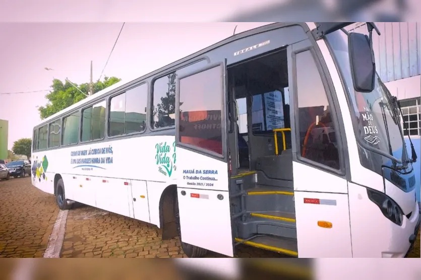 Prefeito de Mauá da Serra entrega ônibus para a 3ª idade