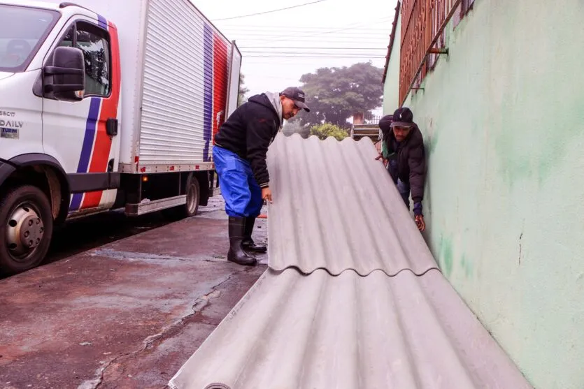 Prefeitura atende cerca de 100 casas fornecendo telhas