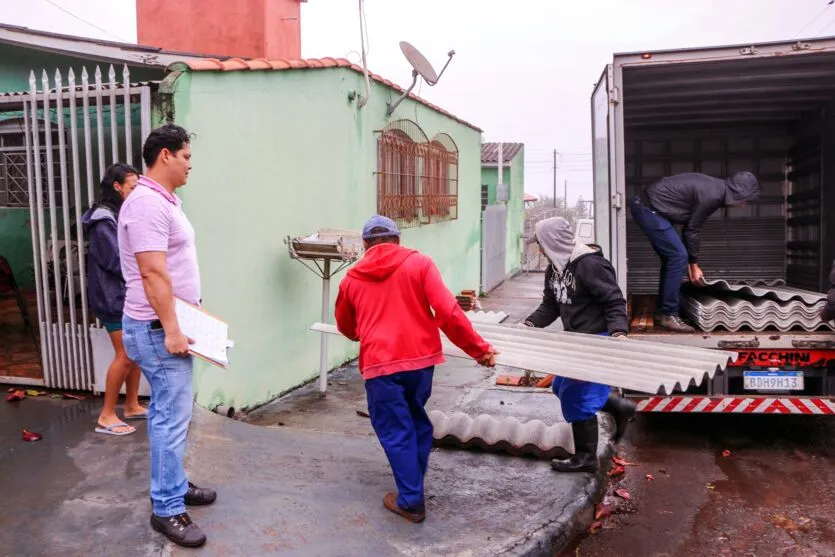 Prefeitura atende cerca de 100 casas fornecendo telhas