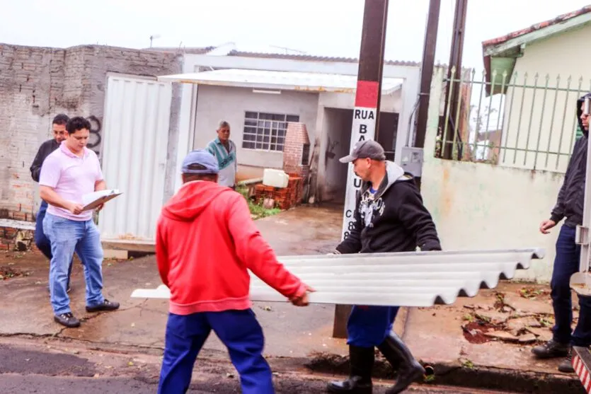 Prefeitura atende cerca de 100 casas fornecendo telhas