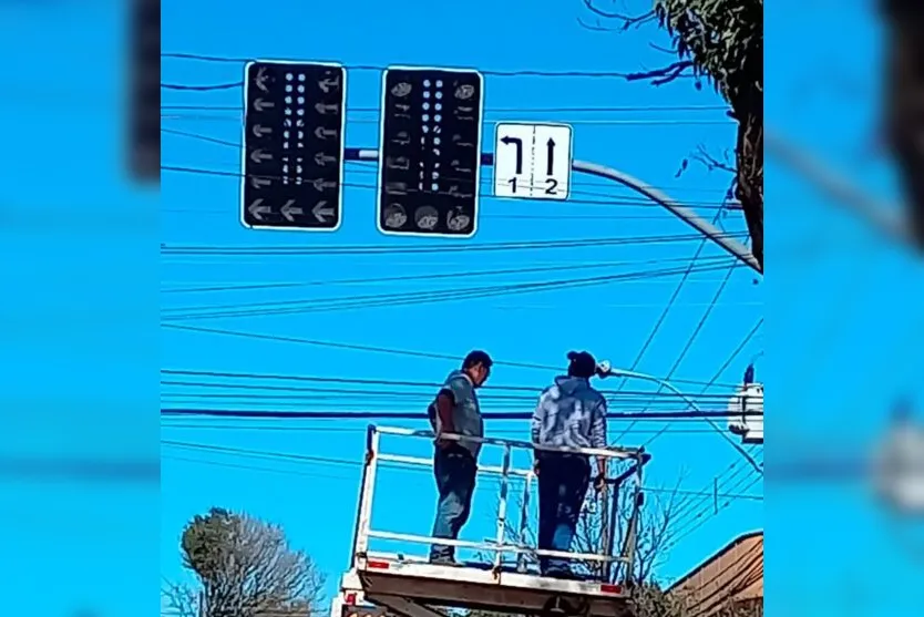 Prefeitura de Arapongas instala semáforo em cruzamento na Rua Rouxinol