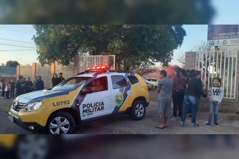  Protesto reuniu dezenas de pessoas em frente ao colégio 