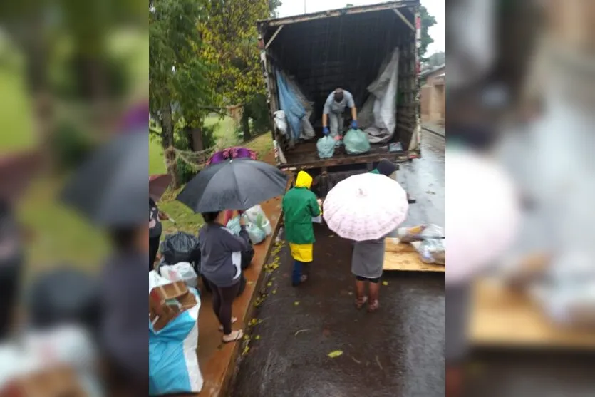 Sob chuva, moradores do Bacarin participam do Feira Verde