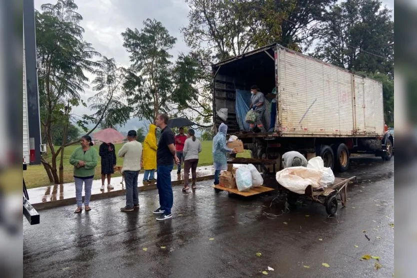 Sob chuva, moradores do Bacarin participam do Feira Verde