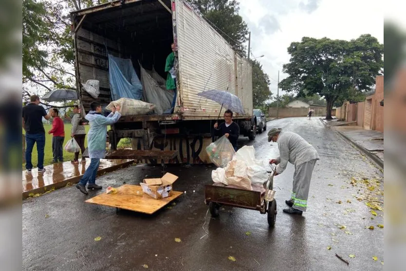 Sob chuva, moradores do Bacarin participam do Feira Verde