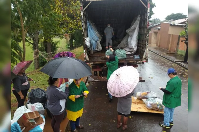 Sob chuva, moradores do Bacarin participam do Feira Verde