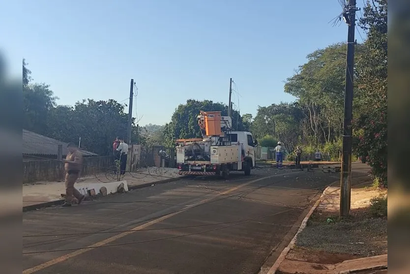  Técnicos da Copel foram chamados, pois o poste quebrou, a fiação ficou danificada e alguns moradores do bairro estão sem energia 