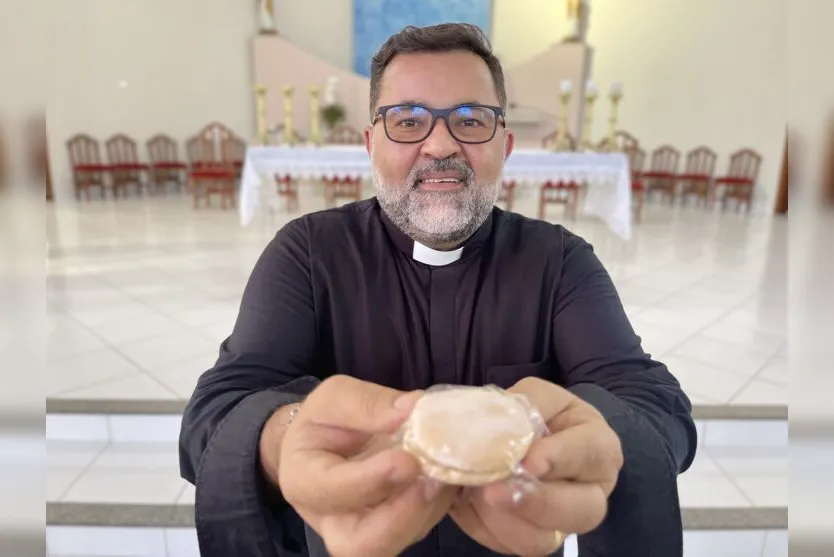  Troca do bolo pelo bem casado foi ideia do padre Noel Ribeiro, pároco da igreja 