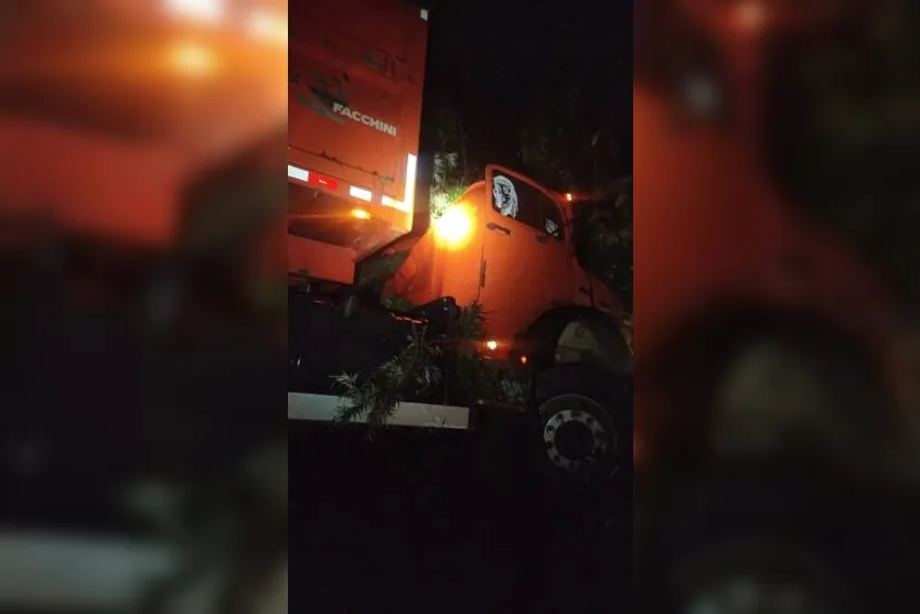  Um caminhão, com placas de Arapongas, saiu da pista e atingiu um barranco 