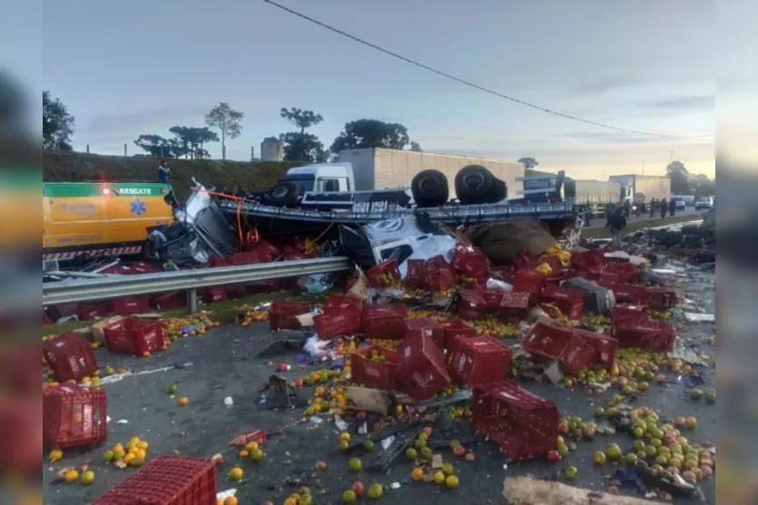  Um caminhão envolvido estava com duas pessoas, e o outro tinha somente o motorista 