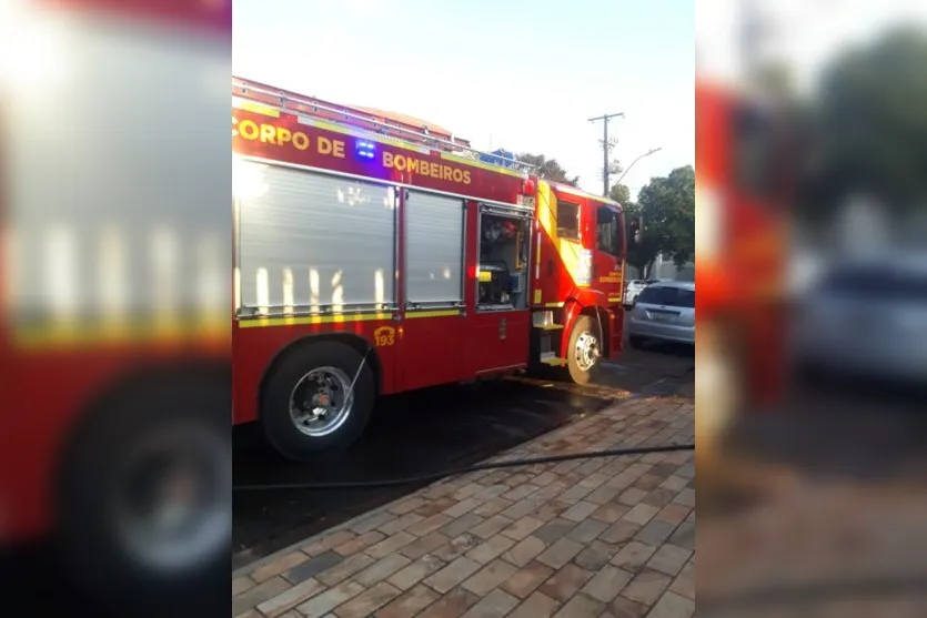  Um incêndio em um depósito de arquivos mobilizou equipes dos Bombeiros de Arapongas 