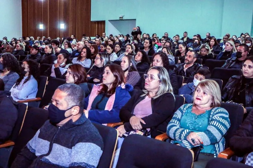  Vem sendo desenvolvido, desde o início do ano letivo, em 23 centros infantis (CMEI's) e 35 escolas 
