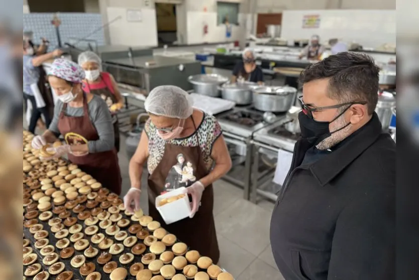  Voluntárias da paróquia nos preparativos dos bem casados 