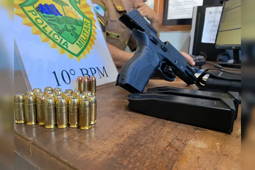  polícia questionou o rapaz que confessou que no porta-luvas do carro tinha uma pistola 