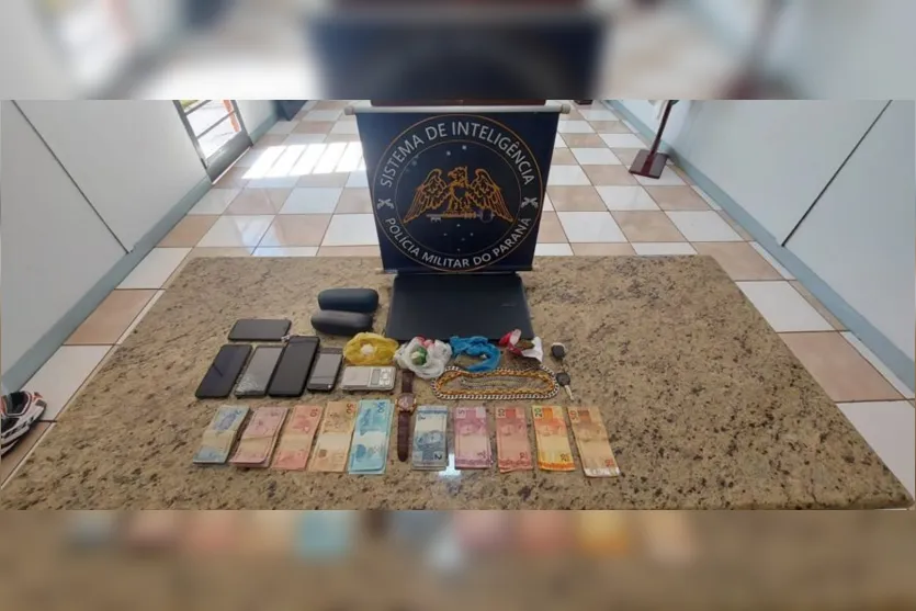  80 gramas de cocaína, 30 de maconha e R$ 1 mil foram apreendidos 