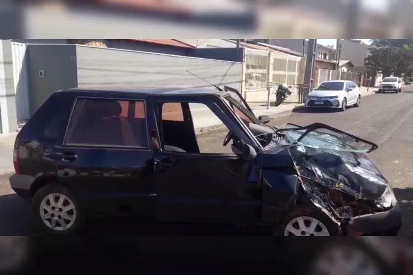  A batida foi bastante forte, a frente do carro ficou destruída 