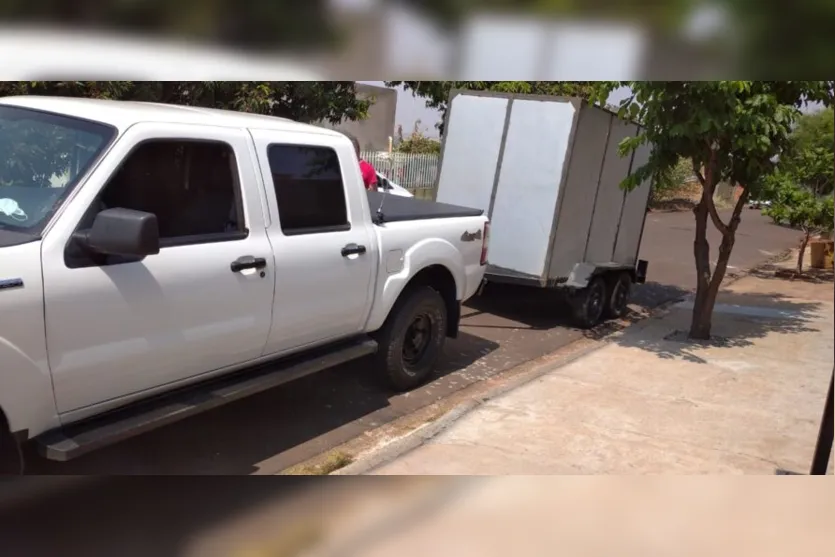  A caminhonete Ford Ranger é de cor branca, com estribo preto, com pneus altos, placas OAH2G10 