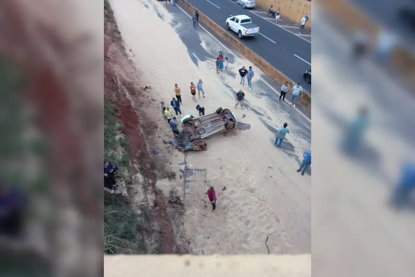  A carga de areia ficou espalhada pela pista 