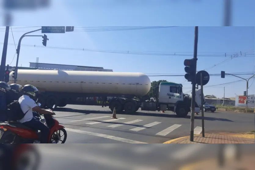  A carreta quebrou no começo da tarde deste sábado (9) 