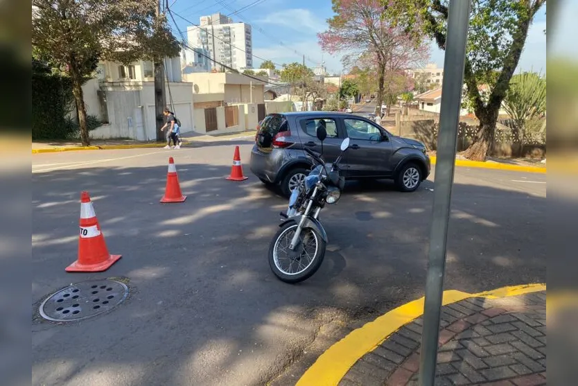  A colisão aconteceu entre um veículo Fiat Mobi, na cor cinza escuro, e uma moto Honda Titan preta 