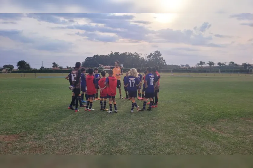  A equipe da categoria de base do Esporte Clube Laranja Mecânica, de Arapongas, composta por 17 atletas 