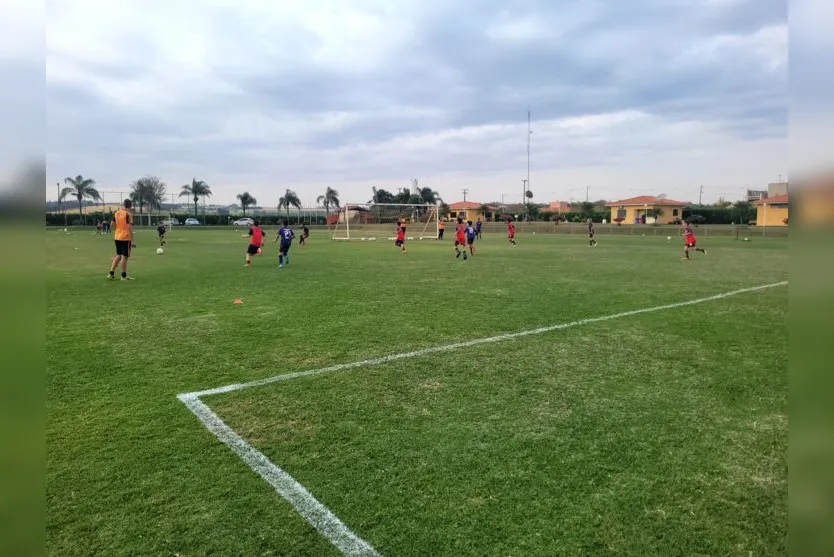  A equipe da categoria de base do Esporte Clube Laranja Mecânica, de Arapongas, composta por 17 atletas 