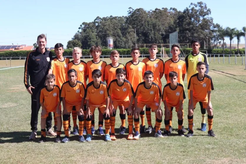  A equipe da categoria de base do Esporte Clube Laranja Mecânica, de Arapongas, composta por 17 atletas 