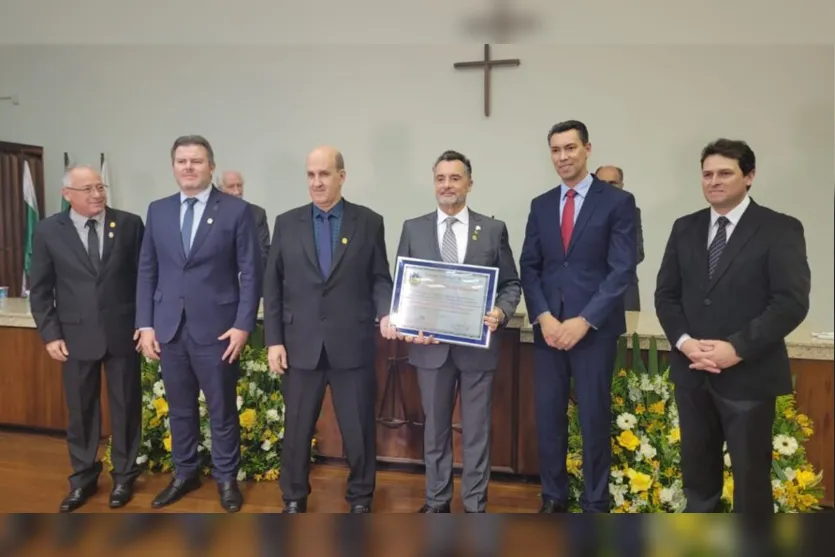  A homenagem é de autoria do vereador professor Molina, com assinatura de todos os vereadores 