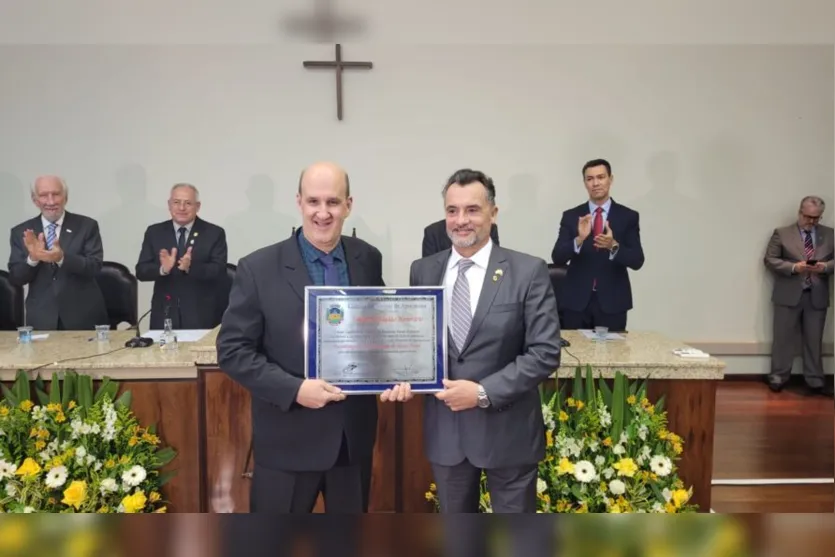  A homenagem é de autoria do vereador professor Molina, com assinatura de todos os vereadores 