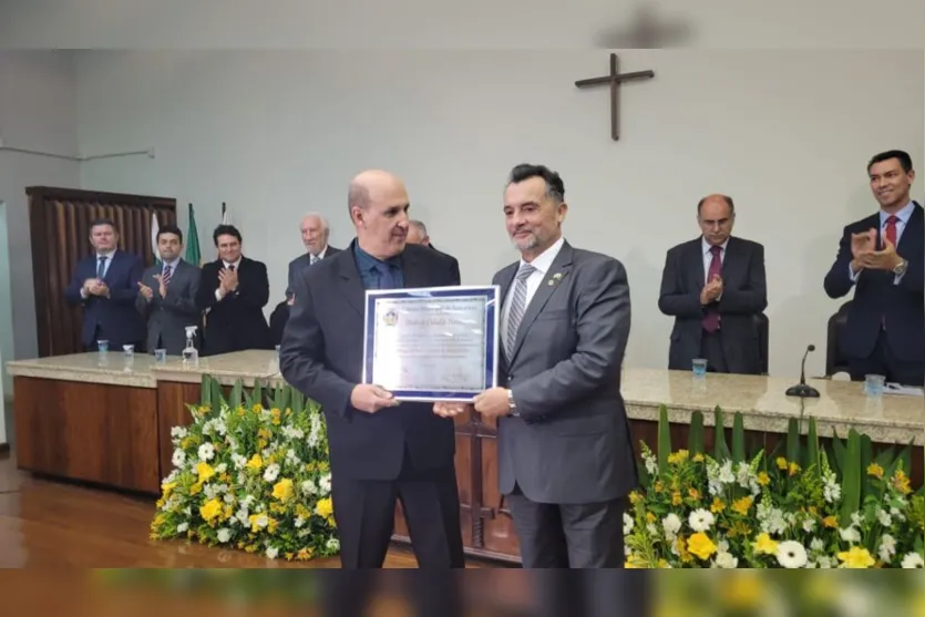  A homenagem é de autoria do vereador professor Molina, com assinatura de todos os vereadores 