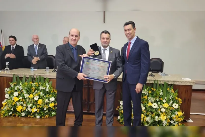  A homenagem é de autoria do vereador professor Molina, com assinatura de todos os vereadores 