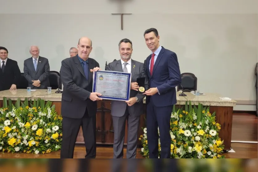  A homenagem é de autoria do vereador professor Molina, com assinatura de todos os vereadores 