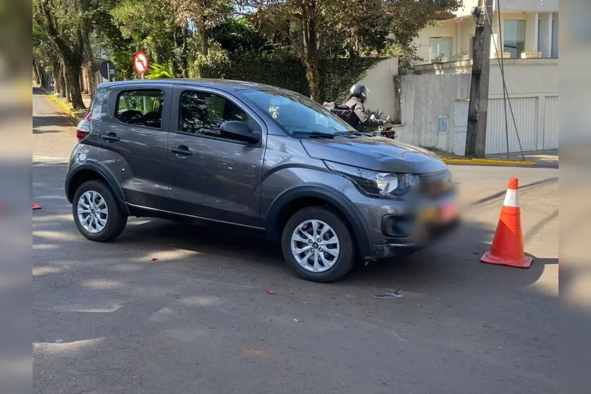  A moto atingiu a parte frontal do Fiat Mobi 