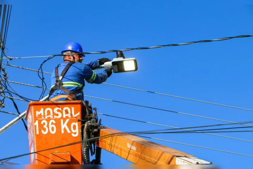  A troca das luminárias no Núcleo Habitacional Castelo Branco é revestida de simbolismo 