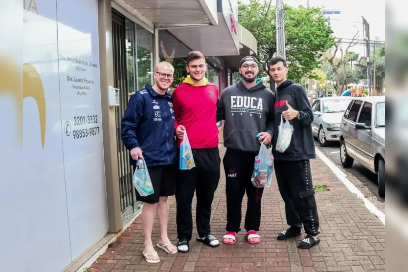  Acadêmicos da Universidade Estadual de Ponta Grossa (UEPG) 