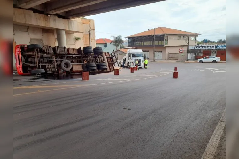  Acidente aconteceu em baixo do viaduto da BR-376, no acesso à Mauá da Serra 