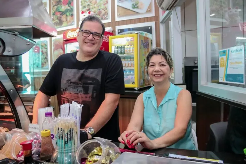  Alessandro Marin Martir e Fabrícia Martir, gerentes administrativos do restaurante China Master 