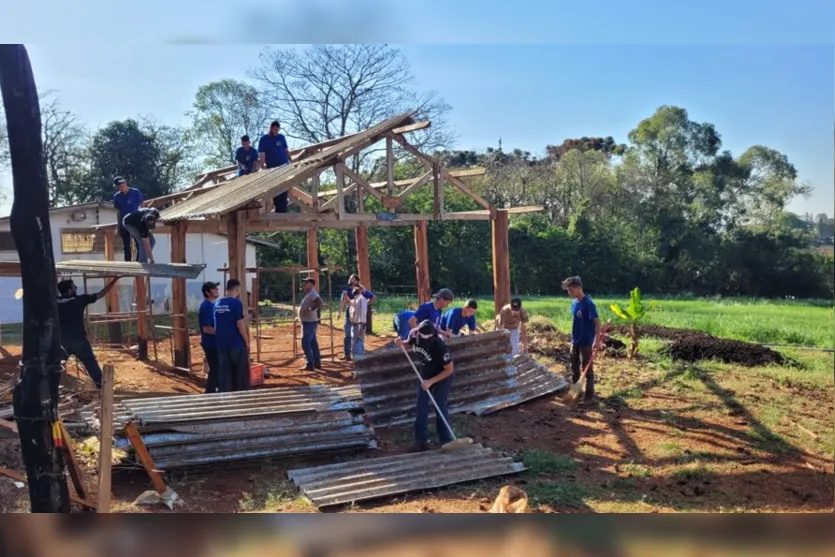  Alunos durante aula sobre edificações rurais no Colégio Agrícola 