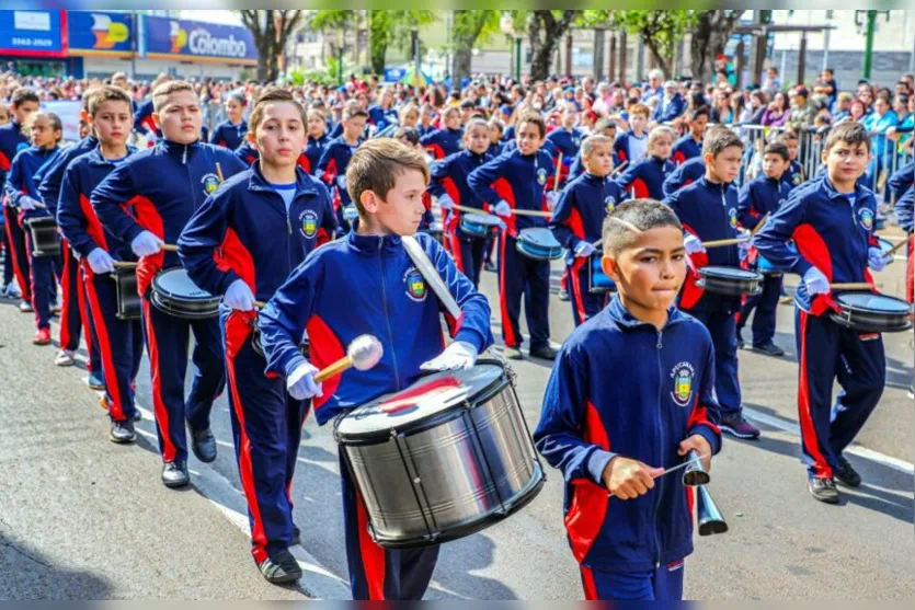  Alunos durante desfile na comemoração da independência do Brasil 