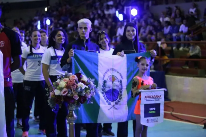  Após a dança das jovens, aconteceu o desfile das delegações inscritas nos jogos 