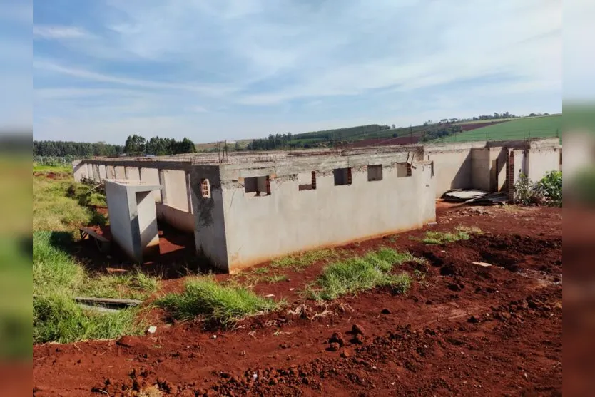  Após o abandono da obra, foi feita a rescisão do contrato 