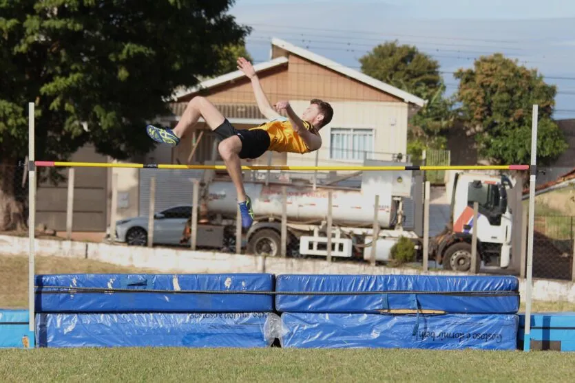 Atletismo e natação dão início ao 61º Jogos Universitários do Paraná