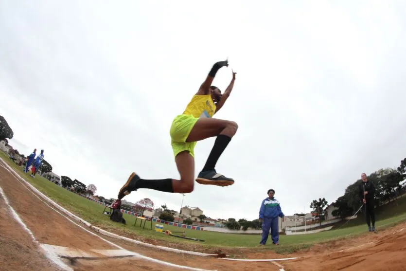Atletismo e natação dão início ao 61º Jogos Universitários do Paraná