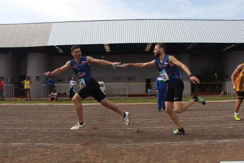 Atletismo e natação dão início ao 61º Jogos Universitários do Paraná